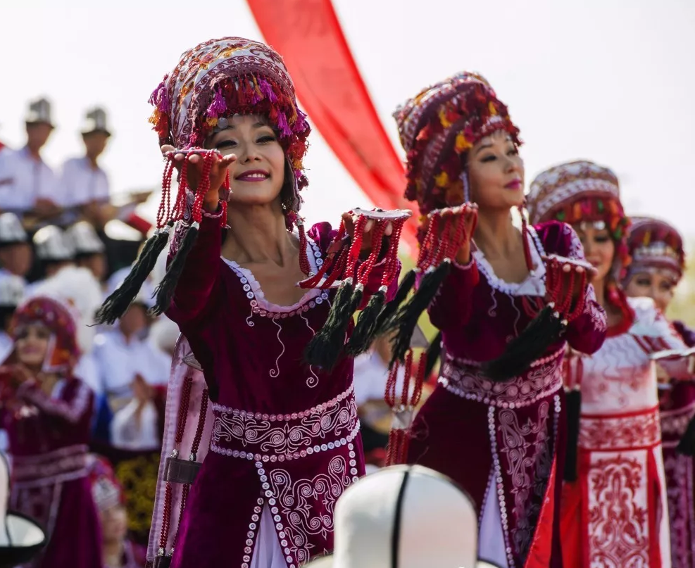 Красный цвет как символ открытости кыргызов