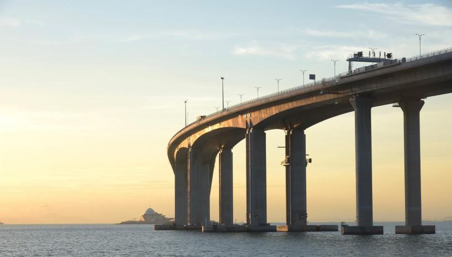 Китай откроет самый длинный в мире морской мост 23 октября