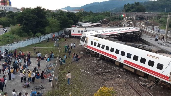 На Тайване поезд сошел с рельсов, 18 человек погибли