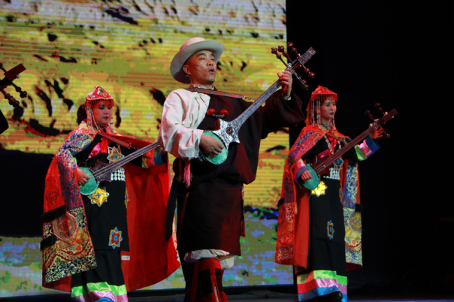 Национальные песни и пляски западного региона Китая представлены в Москве