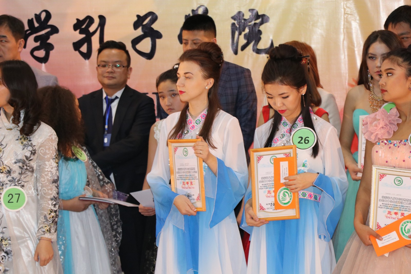 Бишкекте кытай ырларын эң мыкты аткарган жаш талант тандалып алынды