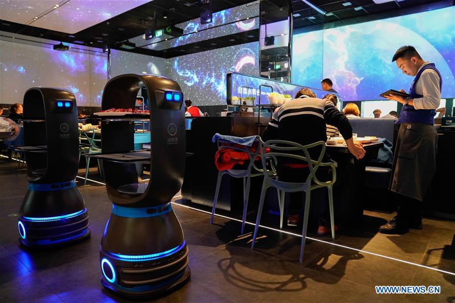 В Пекине открылся ресторан с официантами-роботами и искусственным интеллектом