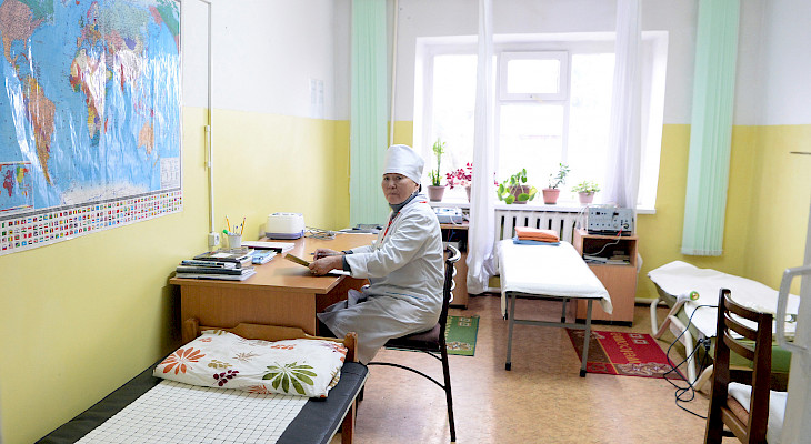Жээнбеков посетил Центр реабилитации детей с ограниченными возможностями в Сокулуке