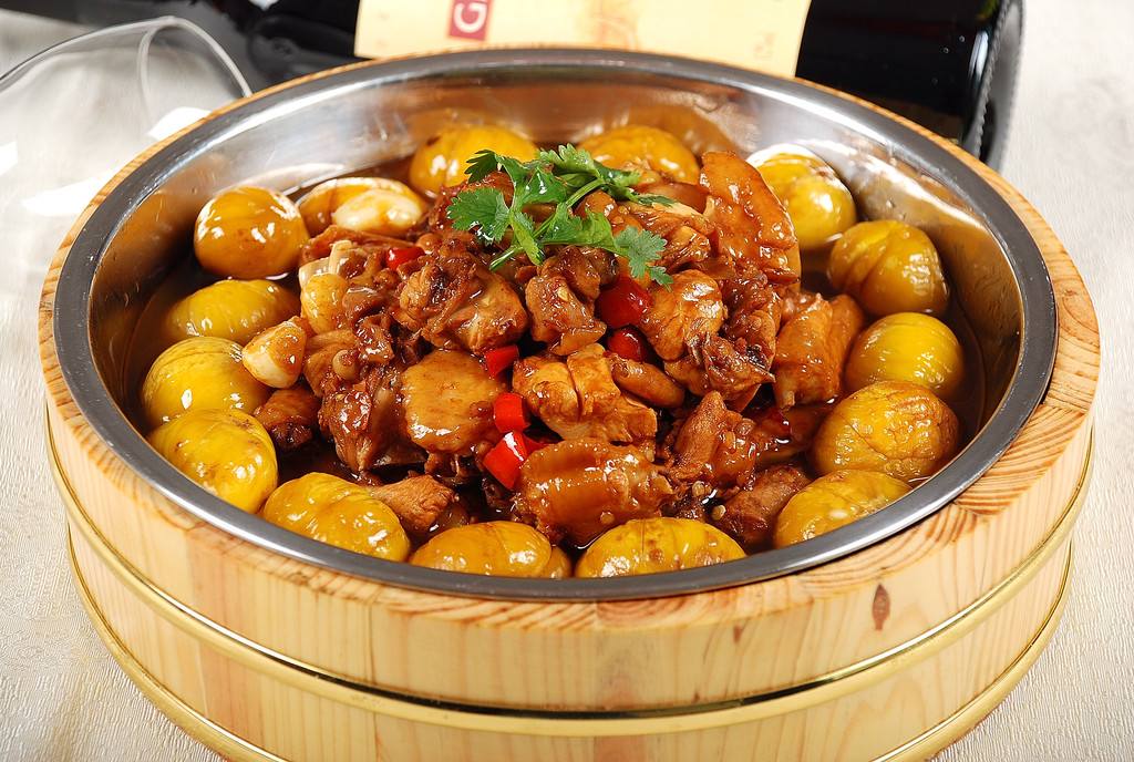 Рецепт молодого картофеля с жареными куриными голенями (小土豆烧鸡腿)