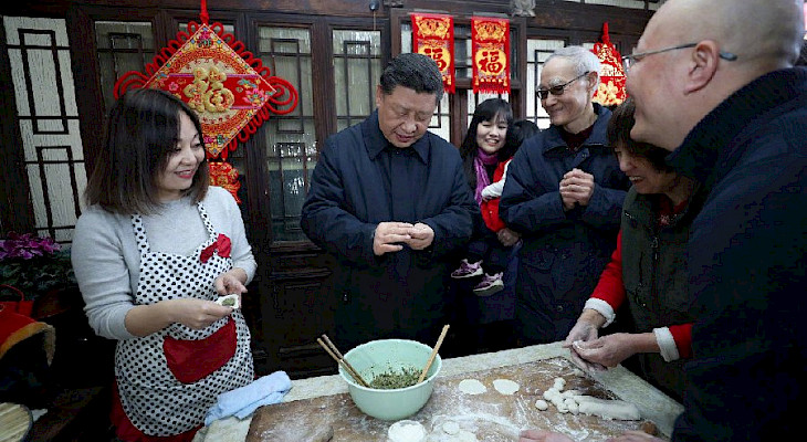 Пекинцы вместе с Си Цзиньпином слепили праздничные пельмени