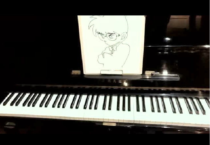 Китаец продемонстрировал талант игры на рояле во время рисования