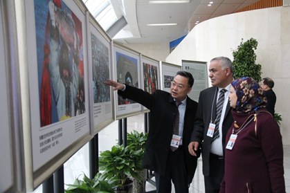 Представители иностранных политических партий посетили Синьцзян Китая