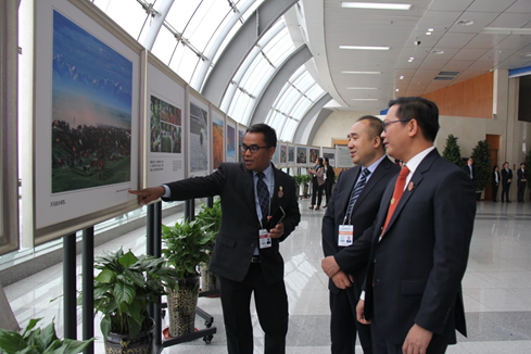 Представители иностранных политических партий посетили Синьцзян Китая