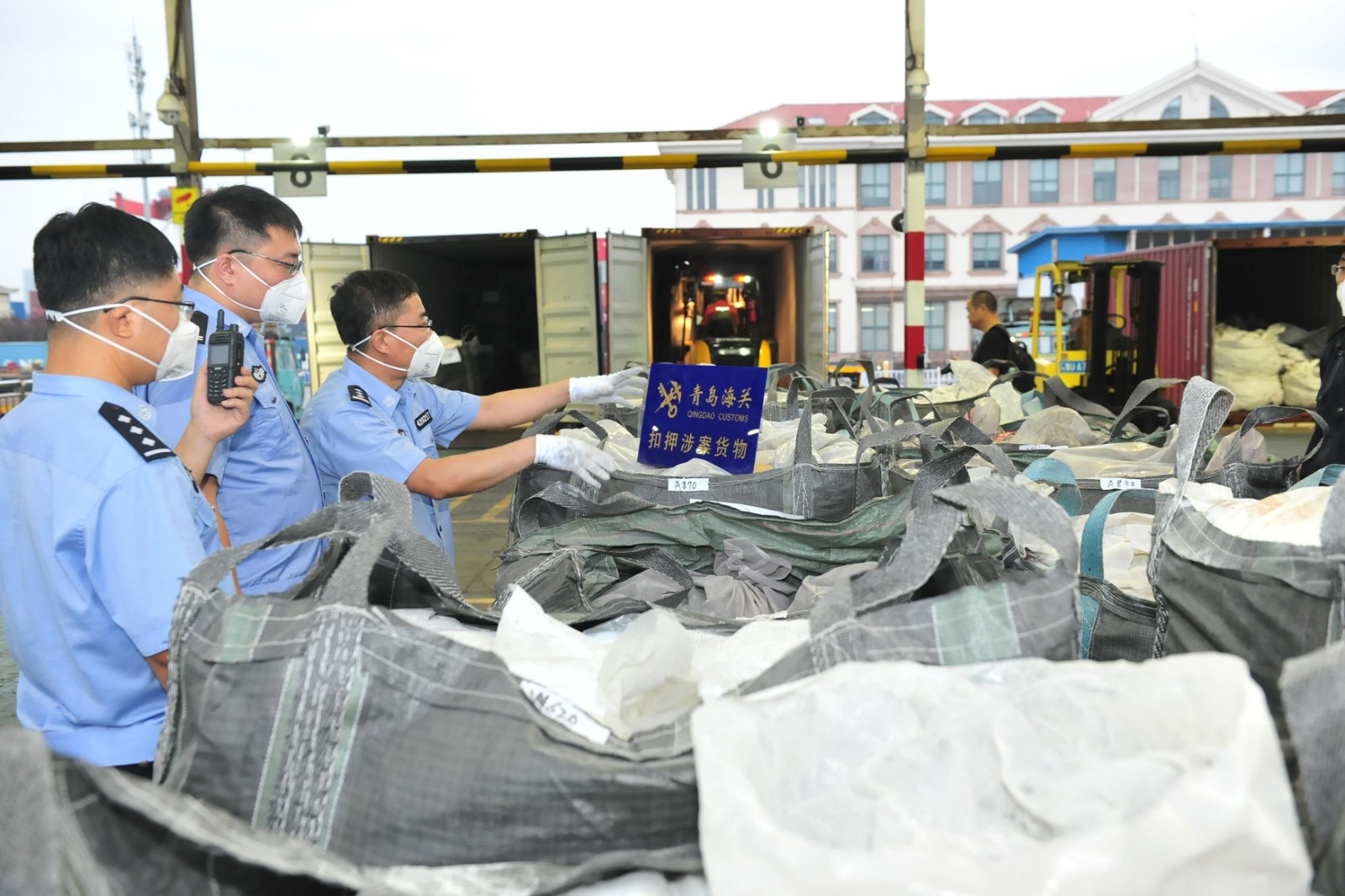 Китай намерен продолжать бороться с контрабандой иностранного мусора