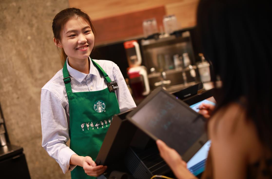 В китайском Гуанчжоу открылся «тихий» Starbucks со слабослышащими сотрудниками