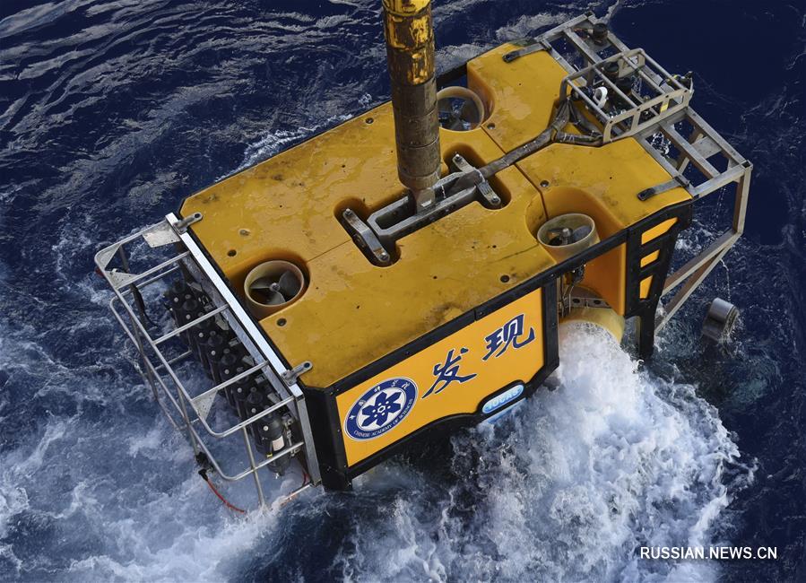 Первые глубоководные организмы из Марианского желоба доставлены на борт научно-исследовательского судна 