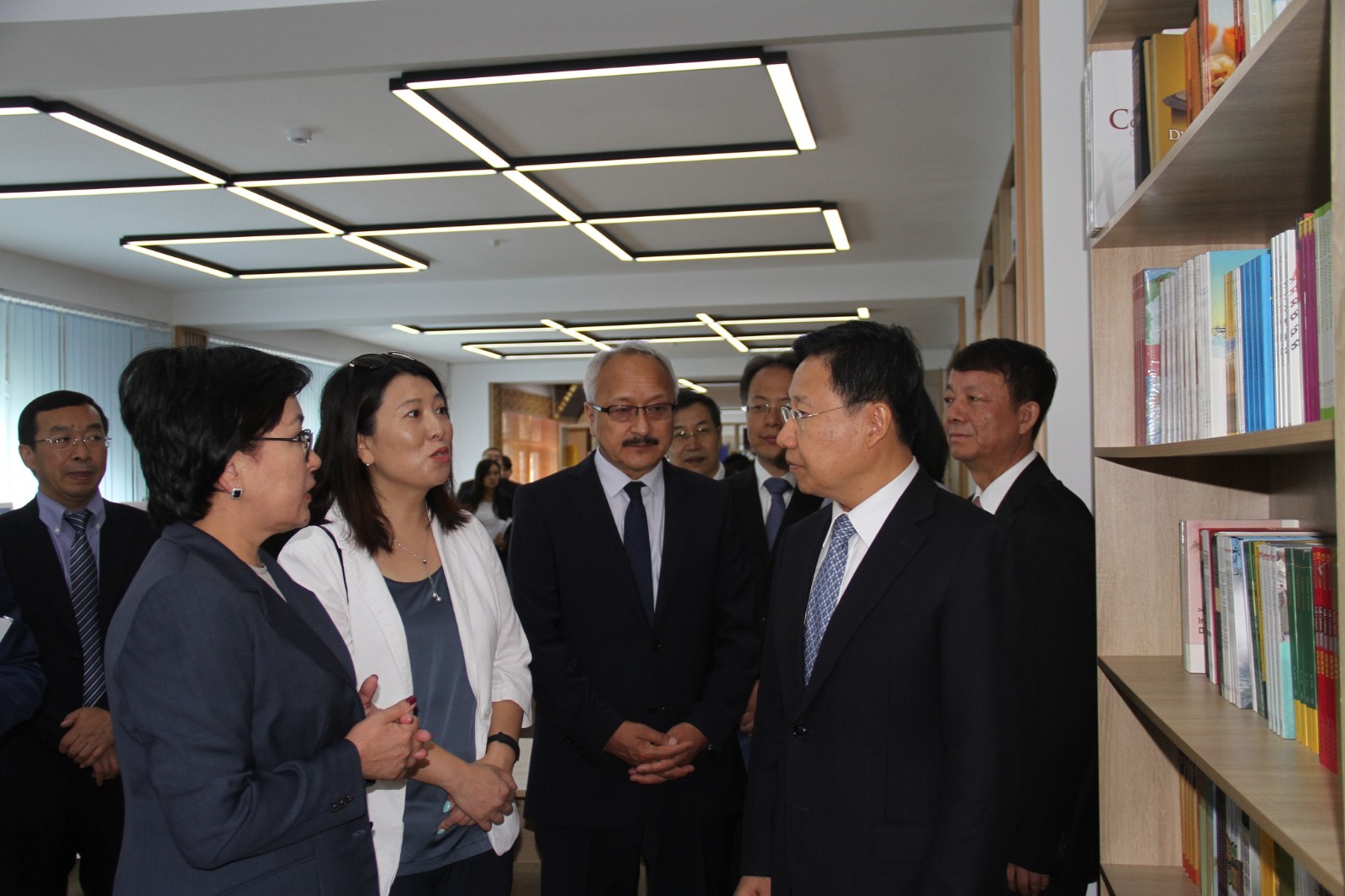 Министр образования и науки КР Гульмира Кудайбердиева приняла участие в открытии проекта “Китайская библиотека”