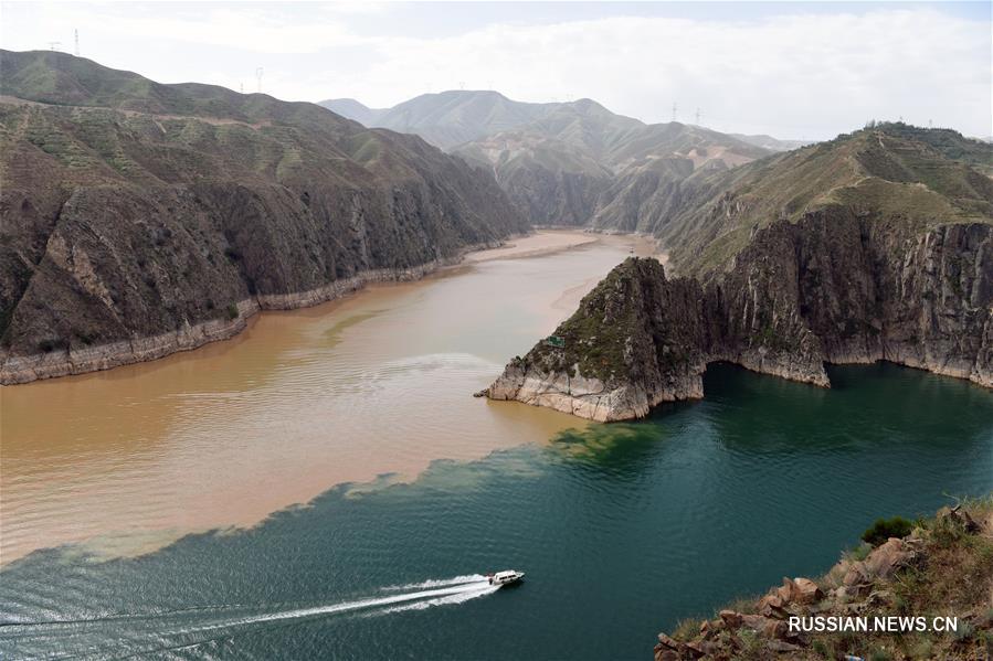 Наполовину прозрачная, наполовину мутная река Хуанхэ в уезде Юнцзин