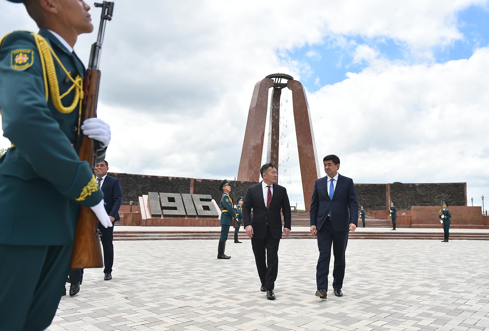 Премьер-министр Мухаммедкалый Абылгазиев и Президент Монголии Халтмаагийн Баттулга посетили историко-мемориальный комплекс «Ата-Бейит»