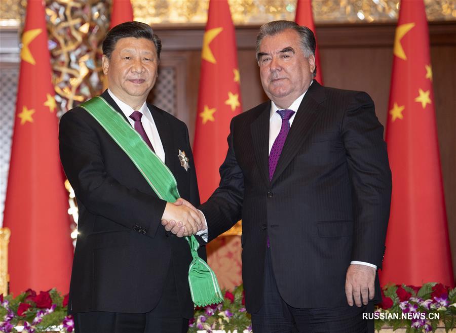 Си Цзиньпин на церемонии принял от президента Таджикистана Э. Рахмона орден 