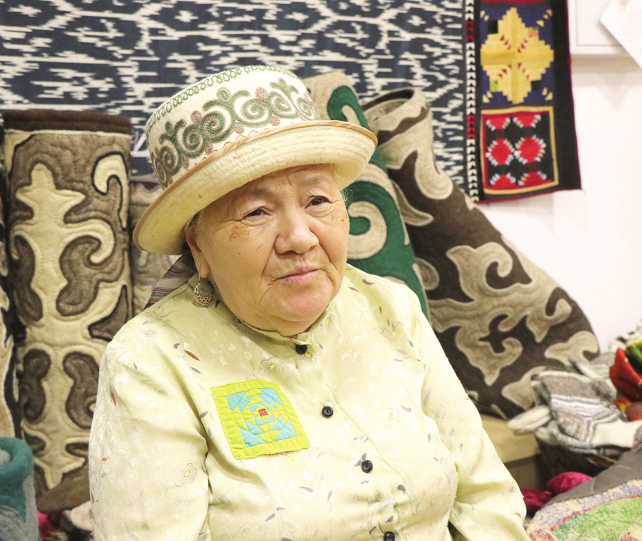 ​Байыскан Көчөрбаева: “Кытай айымдарына  кыргыздын орнаменттери түшүрүлгөн моюн орогучтарым абдан жакты”