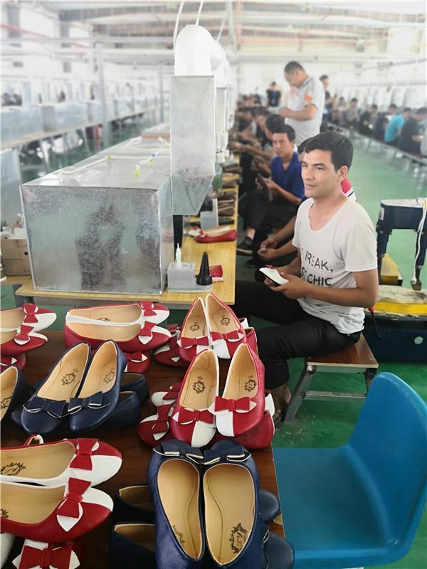 Синьцзянский город Хэтянь становится «обувной столицей» Шелкового пути