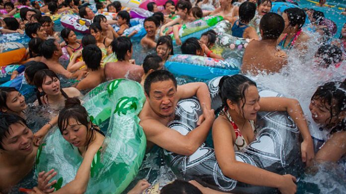 В Китае более 40 человек пострадали из-за искусственных волн в аквапарке