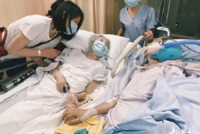 Трогательное воссоединение пожилой пары в китайской больнице тронуло сердца тысяч людей