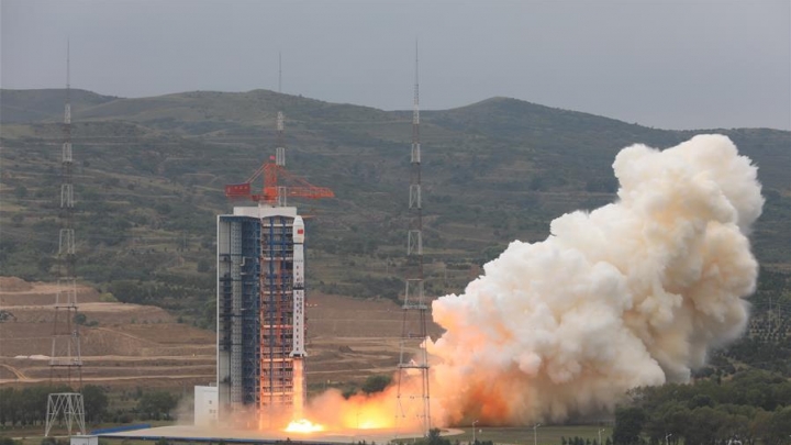 Китай запустил три новых спутника