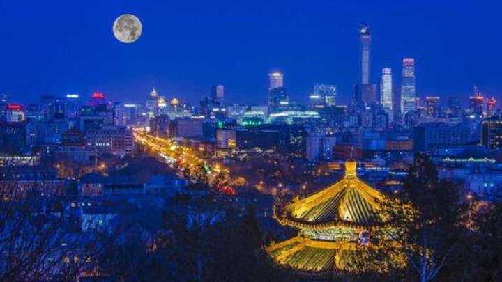 В первый день праздника Середины осени пекинские парки приняли более 300 тыс посетителей