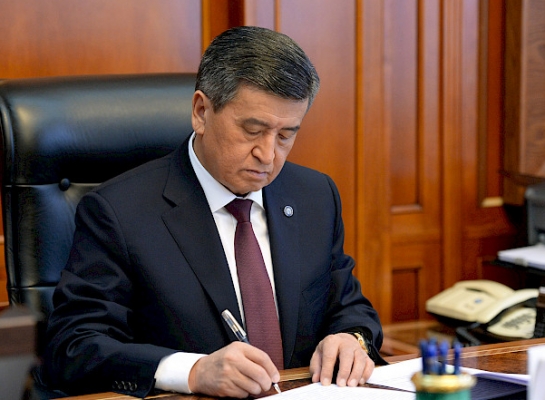 Президент Сооронбай Жээнбеков кыргызстандыктарга мамлекеттик сыйлыктарды тапшырат