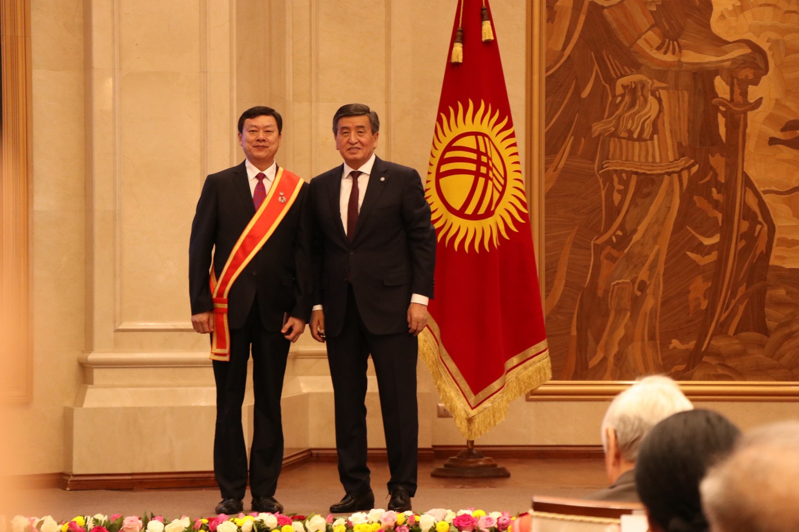 Китайский доктор удостоился государственной награды Кыргызской Республики