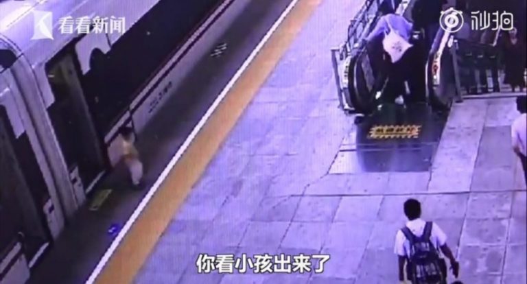 В Китае ребенок вышел на остановке скоростного поезда, пока родители сидели в телефоне