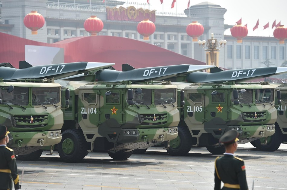 Китай показал новейшие вооружения на параде в честь 70-летия КНР
