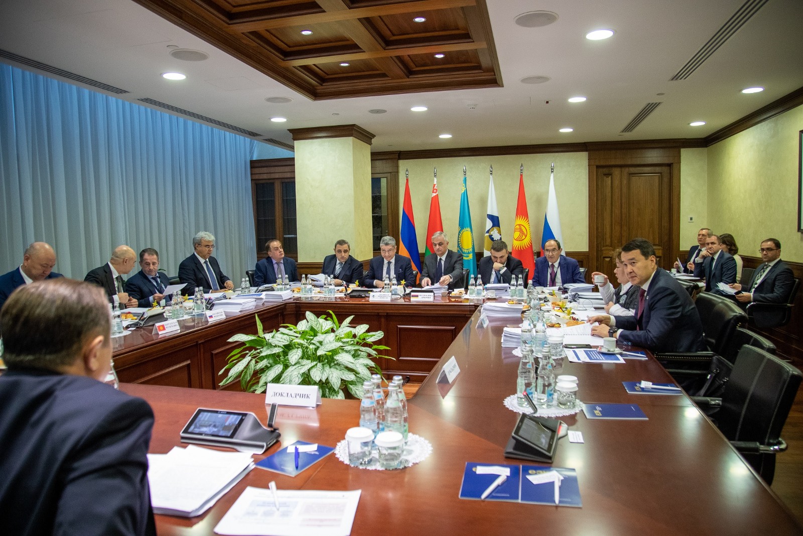Кыргыз Республикасынын вице-премьер-министри Жеңиш Разаков Евразия экономикалык комиссиясынын Кеңешинин кезектеги жыйынына катышты