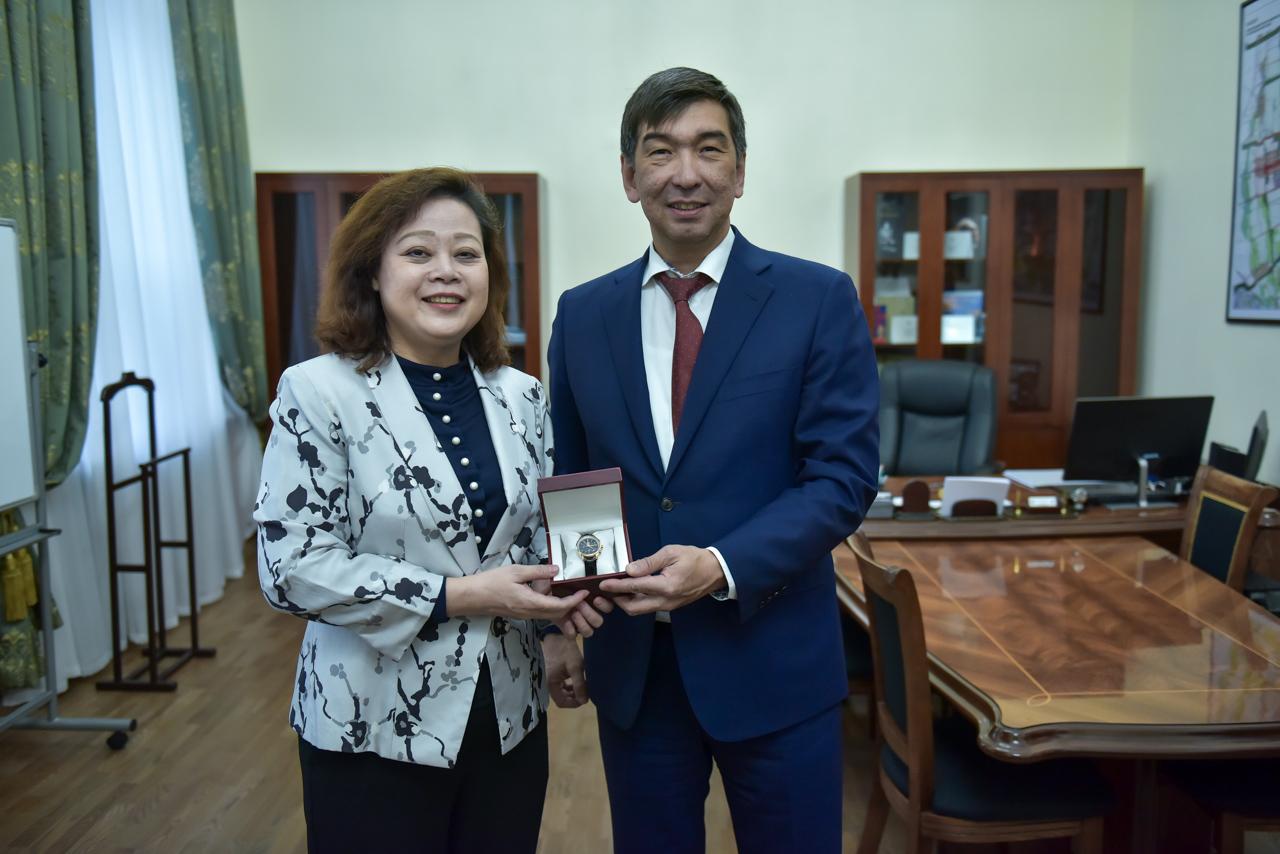 Азиз Суракматов поблагодарил Посольство Китая за помощь Бишкеку
