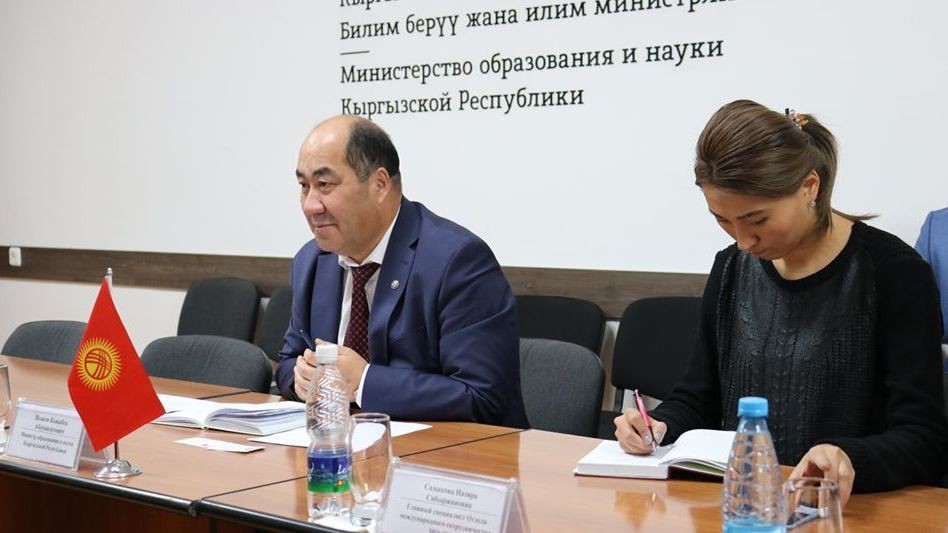 Министр образования и посол Китая обсудили увеличение квот для кыргызстанских студентов