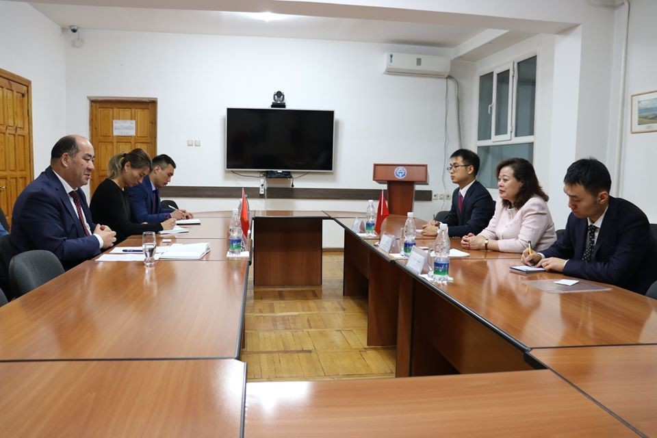 Министр образования и посол Китая обсудили увеличение квот для кыргызстанских студентов