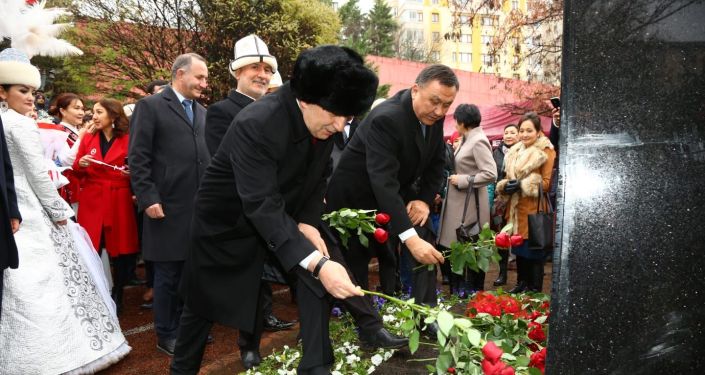 В Анкаре открылся памятник Чингизу Айтматову — как он выглядит