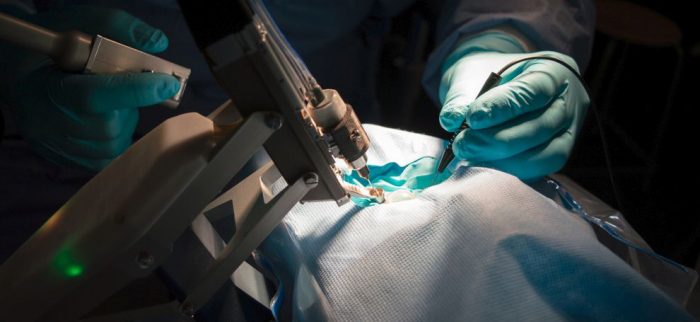 В Китае провели первую в стране операцию по замене тазобедренного сустава при помощи робота