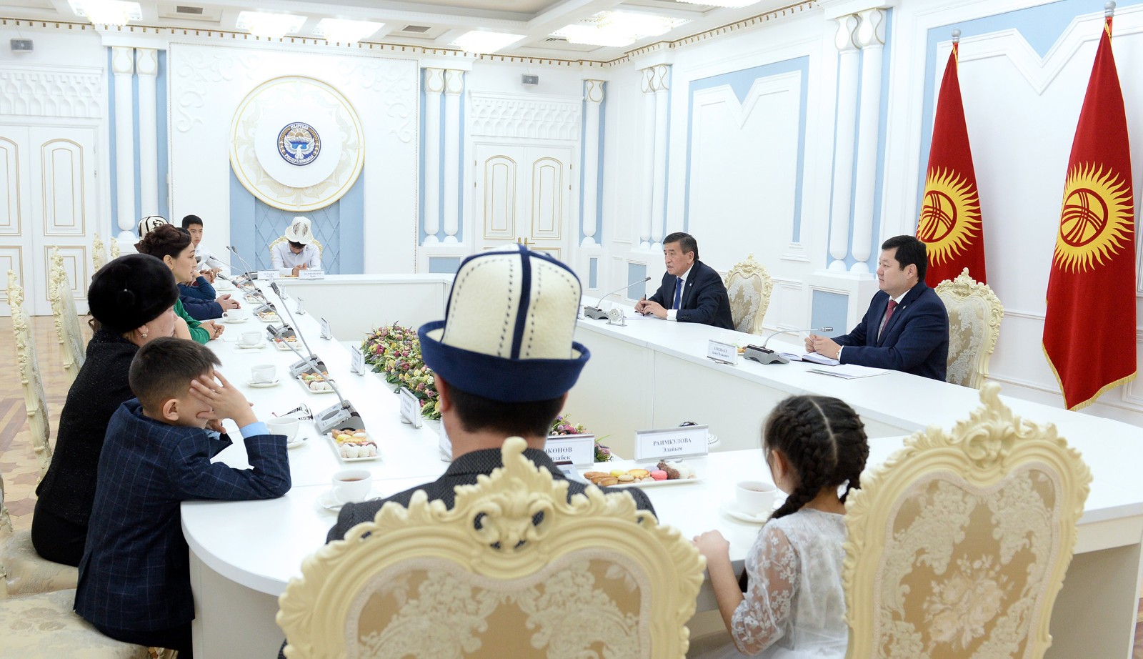 Президент Сооронбай Жээнбеков встретился с детьми, потерявшими своих родных и близких в результате авиакатастрофы в селе Дача-Су в 2017 году