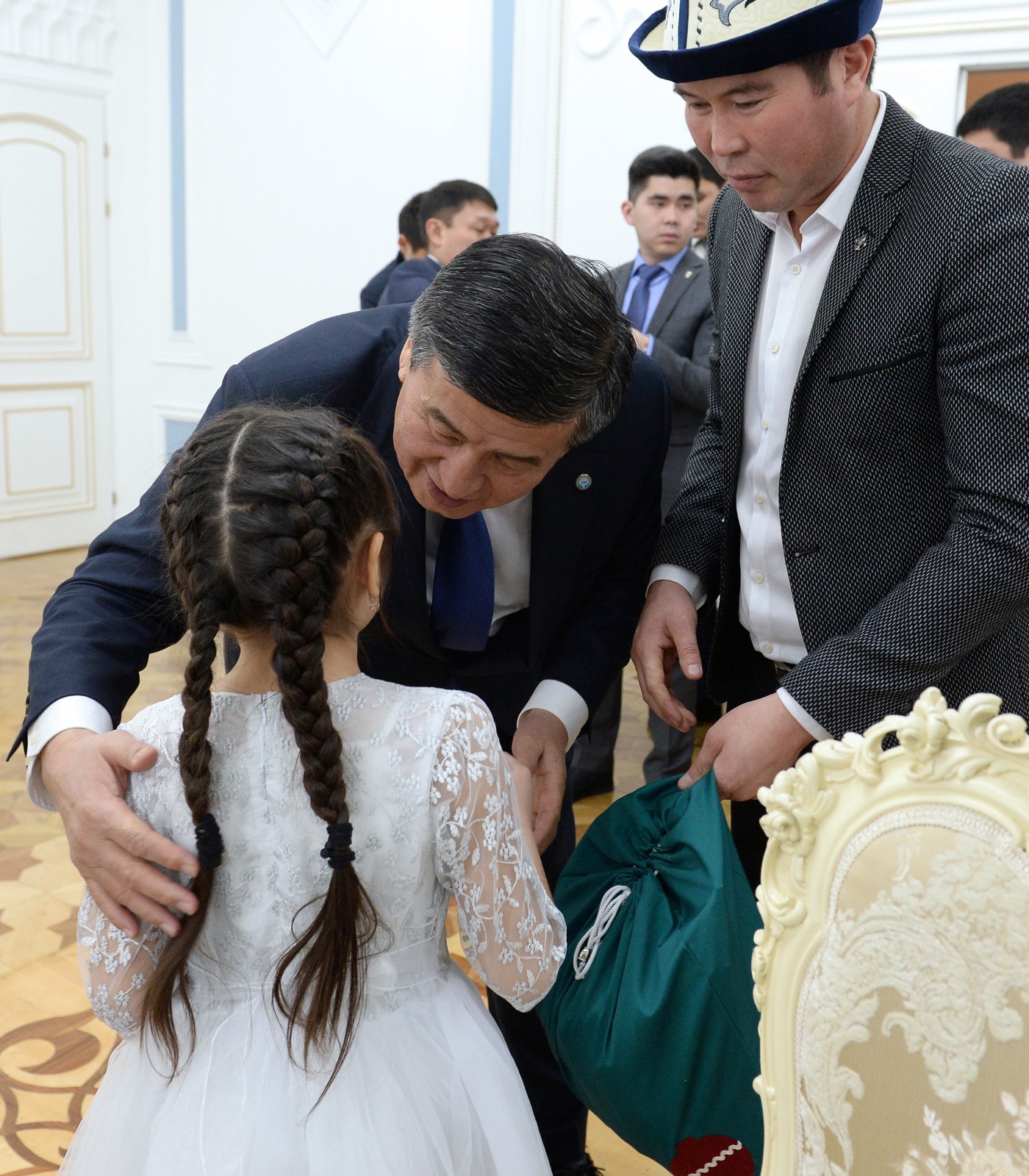 Президент Сооронбай Жээнбеков встретился с детьми, потерявшими своих родных и близких в результате авиакатастрофы в селе Дача-Су в 2017 году