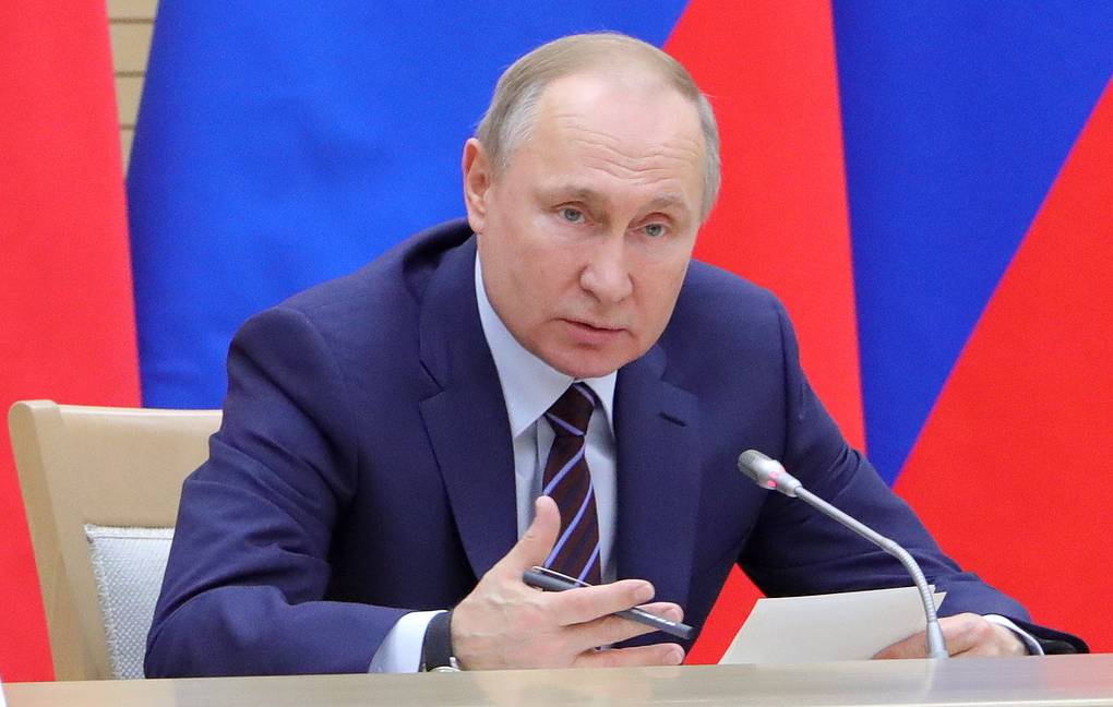 Почему в ускоренном темпе вносят поправки в Конституцию РФ, рассказал Песков