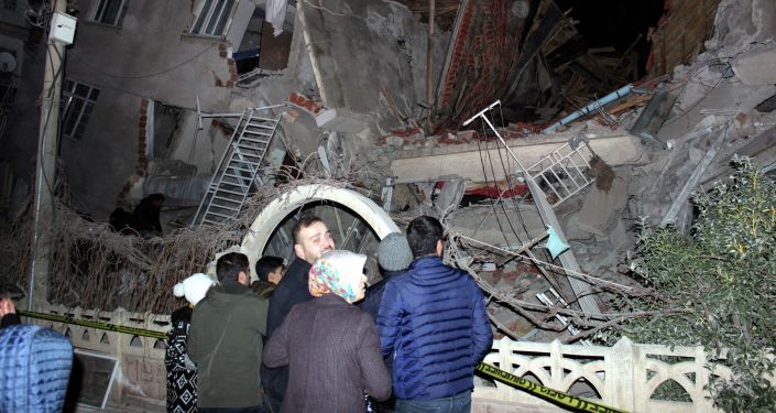 Сильное землетрясение произошло в Турции, 19 человек погибли. Фото