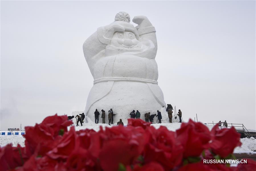 Снежные скульптуры встречают Новый год в Харбине