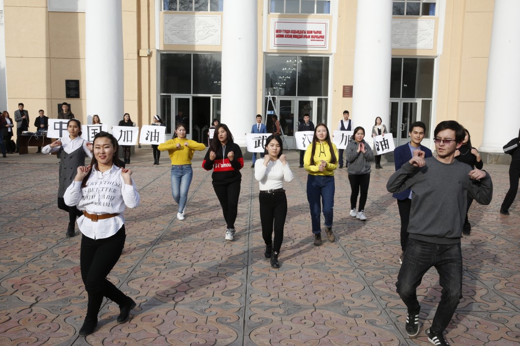 Держись, Ухань! В Бишкеке состоялся флешмоб в поддержку народа КНР в борьбе с коронавирусом