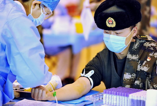 В Синьцзяне 350 офицеров и солдат сдали 70 литров крови