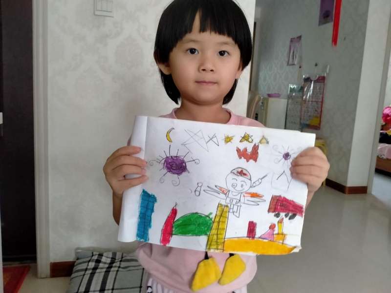 Рисунки детей дарят тепло