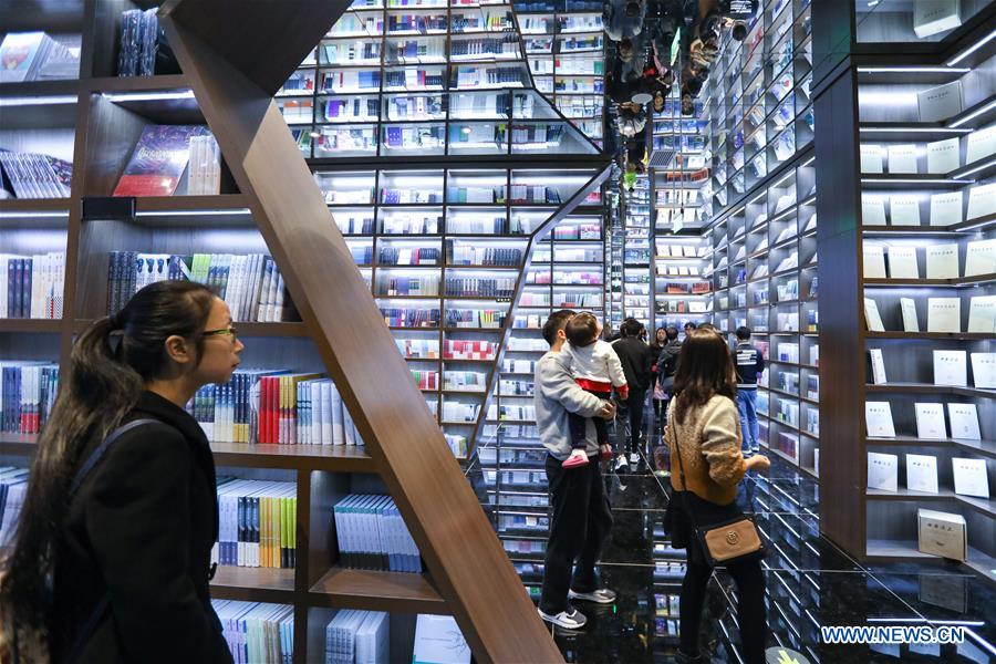 В Пекине служба доставки еды объединилась с книжными магазинами. Теперь с ужином можно заказать книги