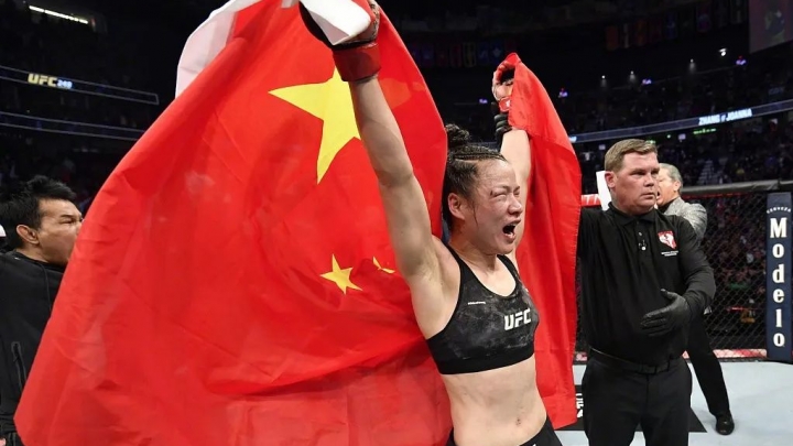 Первой в истории чемпионке из Китая удалось отстоять титул UFC