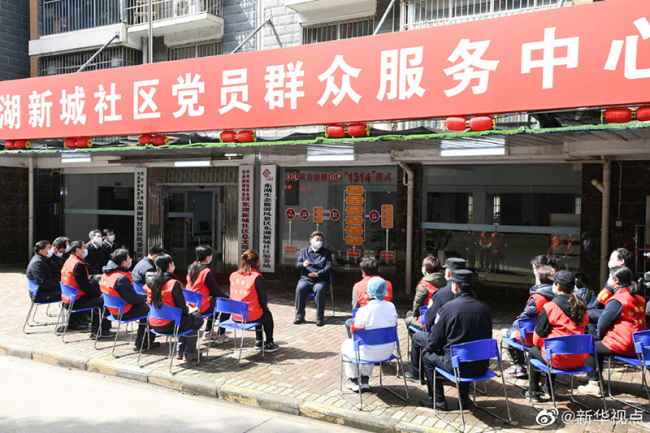 Си Цзиньпин встретился с жителями и работниками противоэпидемических и прочих служб Уханя