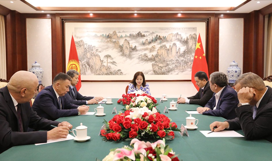 Ду Дэвэнь:  Китай приглашает Кыргызстан  и дальше мчаться вперед в одном «экспресс-поезде»