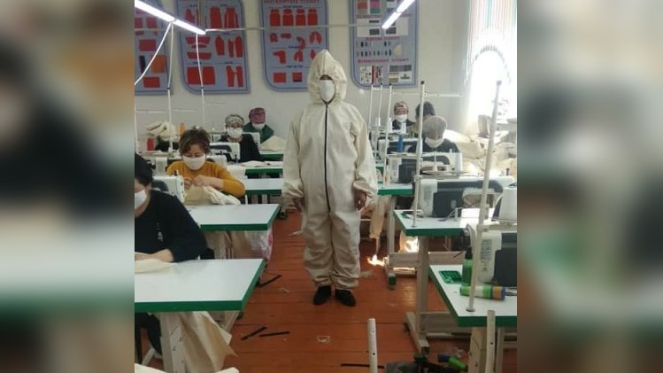 В городе Нарын начали шить спецодежду и защитные маски