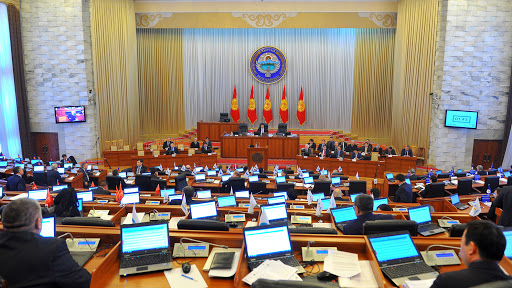 Жогорку Кенеш КР утвердил Указы Президента КР о введении чрезвычайного положения