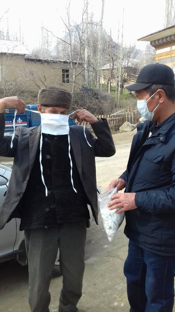 В Баткенской области населению бесплатно раздают маски